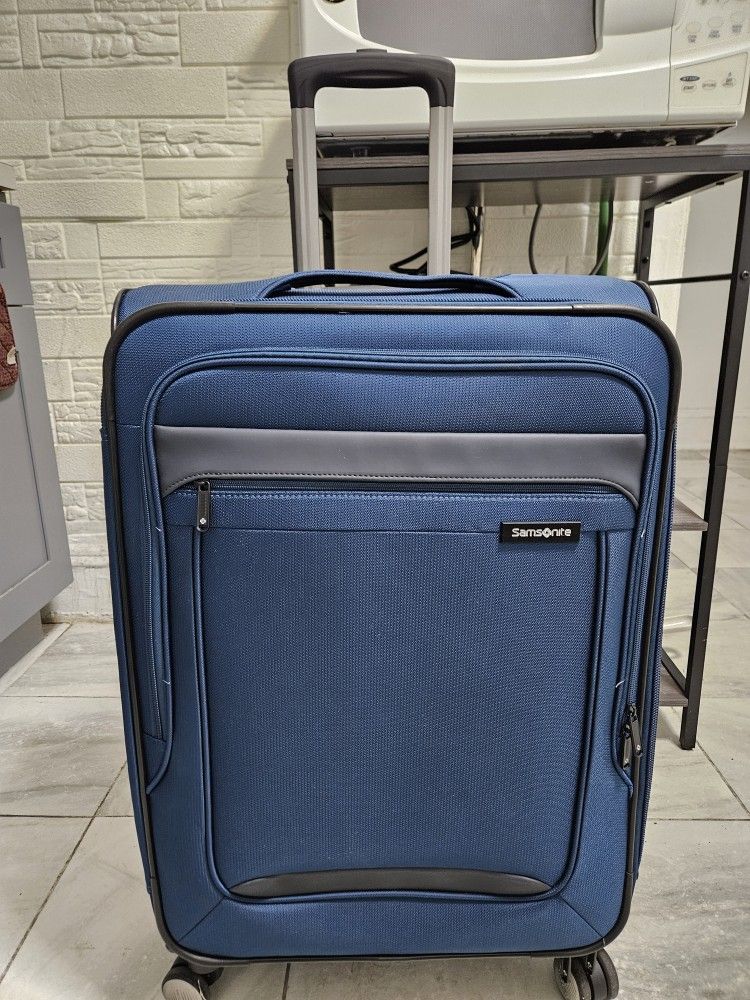 Samsonite X-Tralight Luggage w Spinner Wheels