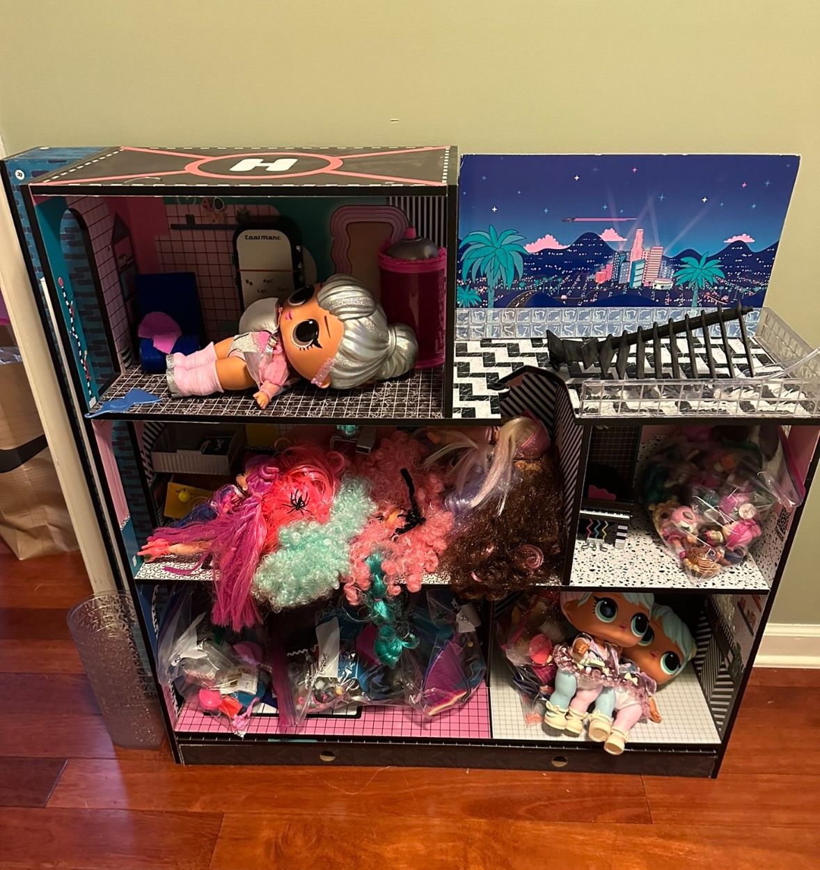 LOL Dollhouse + Dolls + Accessories