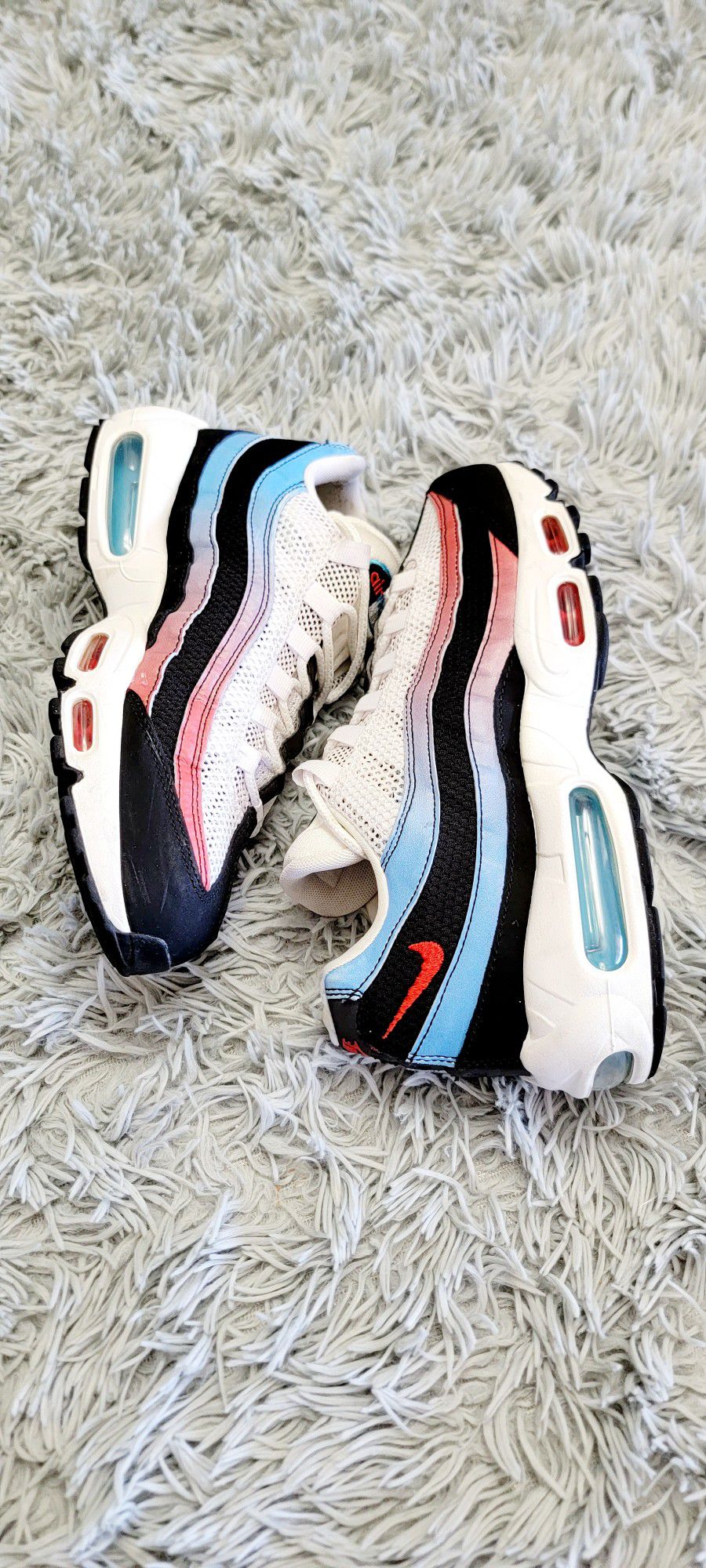 Size 8 Nike Air Max 95 Blue Red Gradient CK0037-001.
