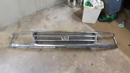 94 Toyota T100 Grill good condition