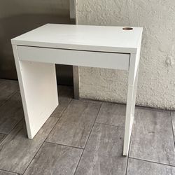 Small Desk For $45 Includes Delivery 