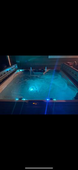 Brand New Strong Spas G2B 120 Volt Hot Tub