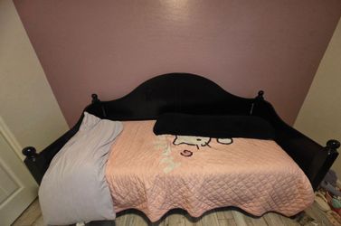 Twin daybed with trundle underneath