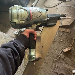 Hitachi Roofing Gun