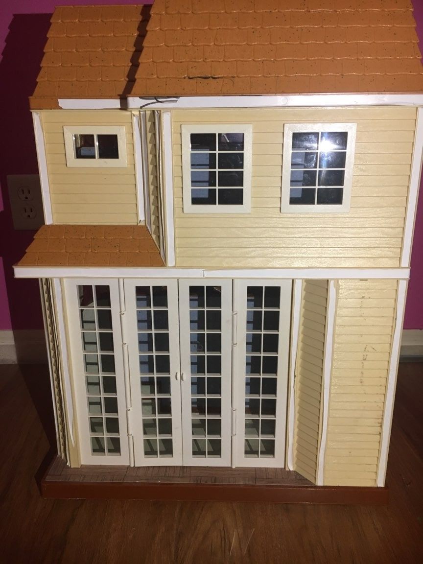 Hannah Montana Luxury Doll House & extras