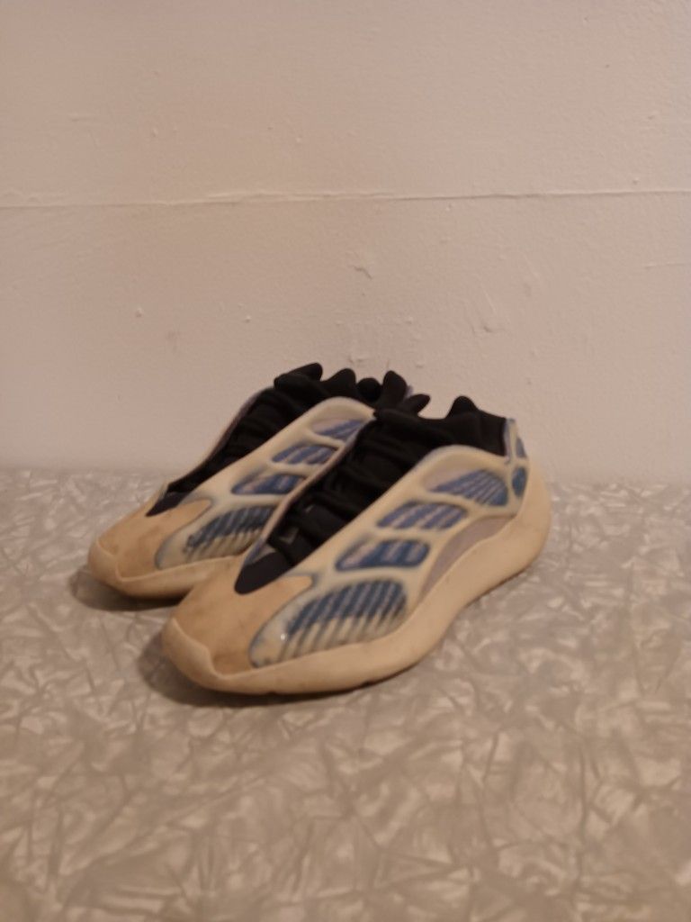 Yeezy 700 v3 Kyanite Size 9.5
