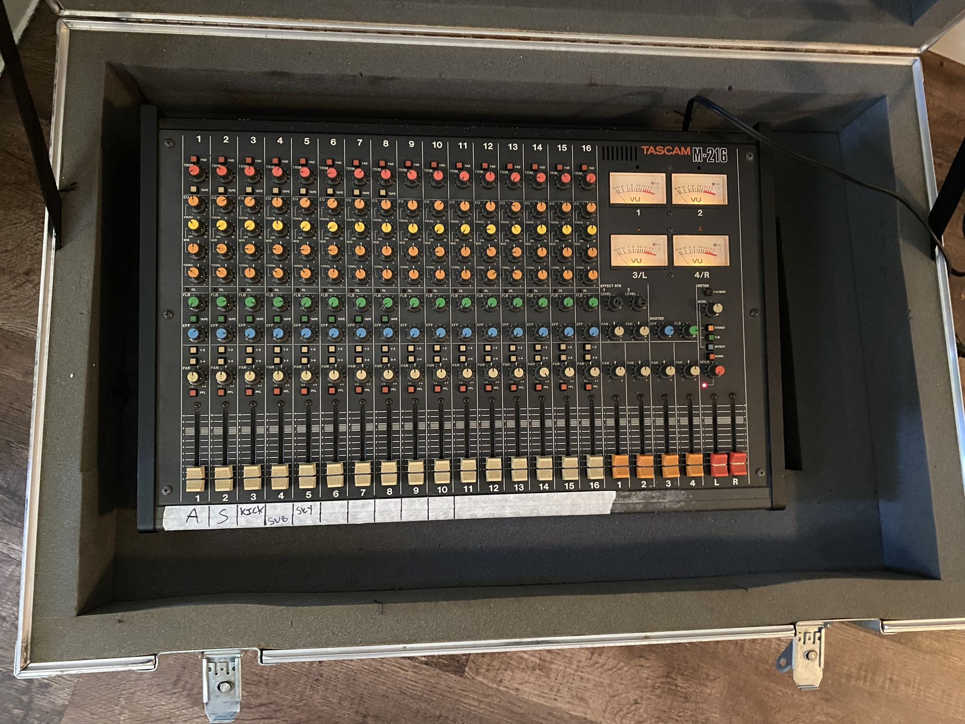 Tascam M216 Mixer
