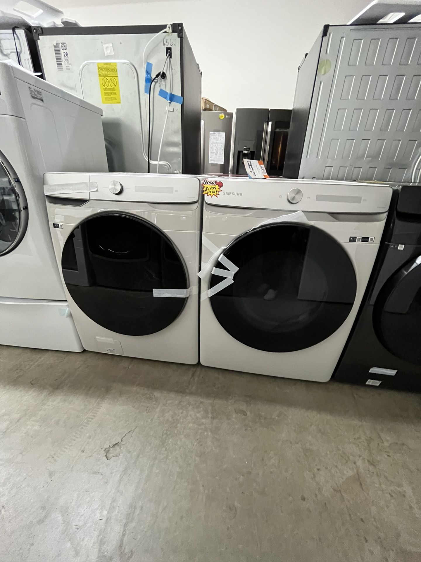 SAMSUNG NEW WHITE WASHER AND GAS DRYER SMART CONNECT