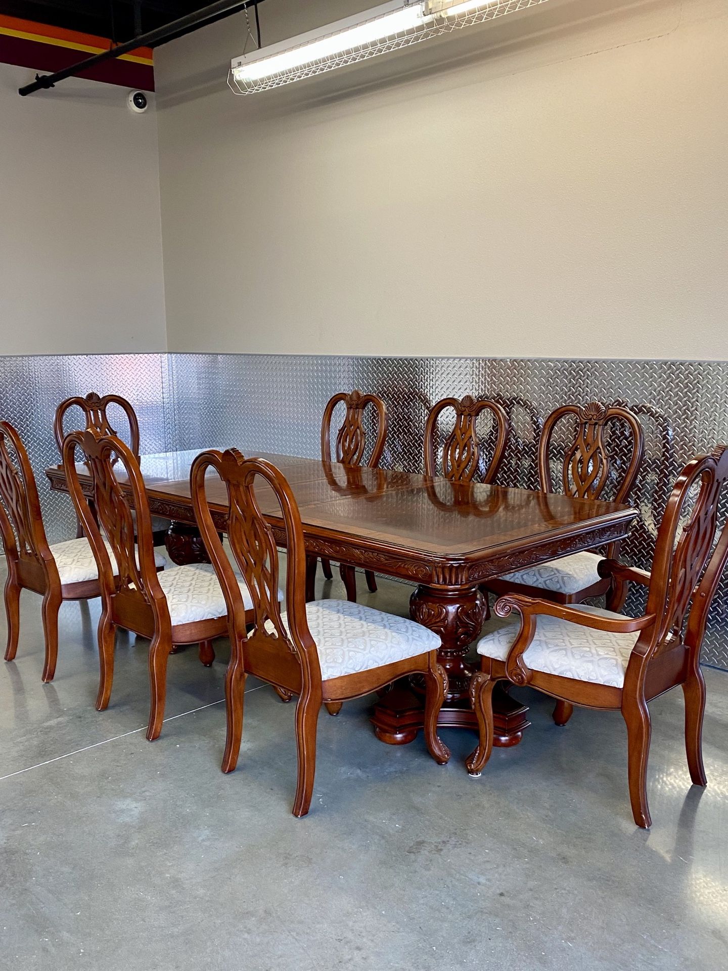 Awesome 8 Dining Chairs and a Table