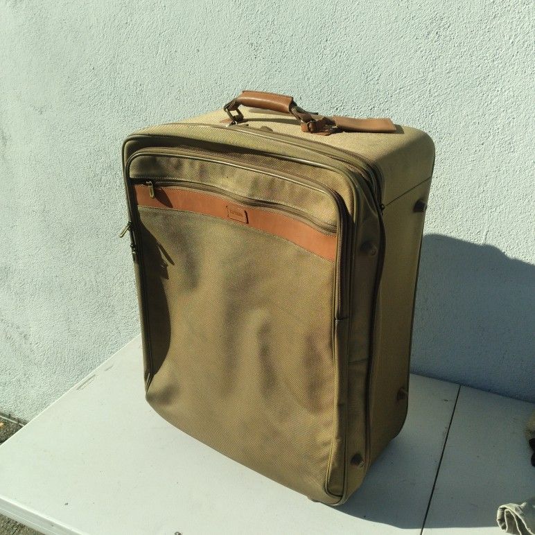 Hartmann Nylon and Leather 2 wheels standing rolling luggage bag 27x12x21

Well made durable from hartmann 

Classic and vintage style.
 👍 Elite 