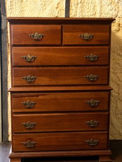 Solid Wood Dresser / Chest of Drawers – Excellent Condition