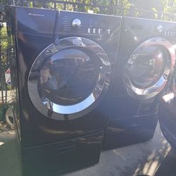Frigidaire washer & gas dryer set