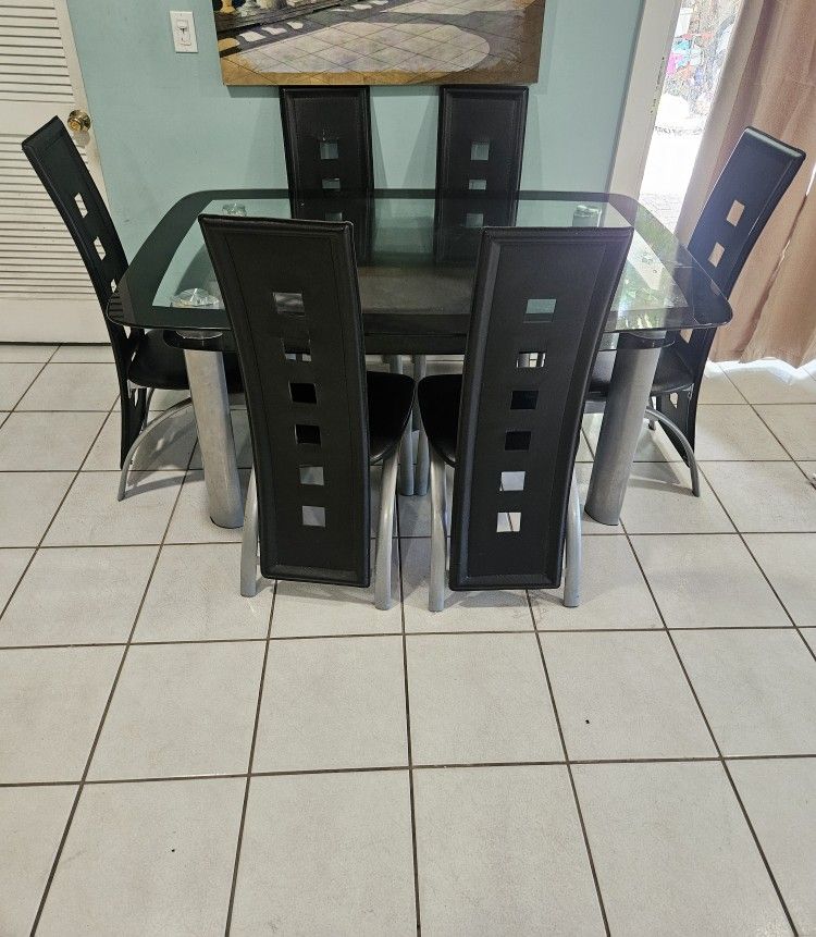 Table With 6 Chairs In Good Condition $250