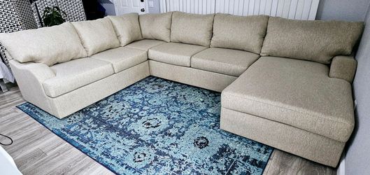 Like new! "Living Spaces" 10 out of 10, excellent condition, clean, splits into 3 parts, all covers are removable for washing, smoke and pet free, del