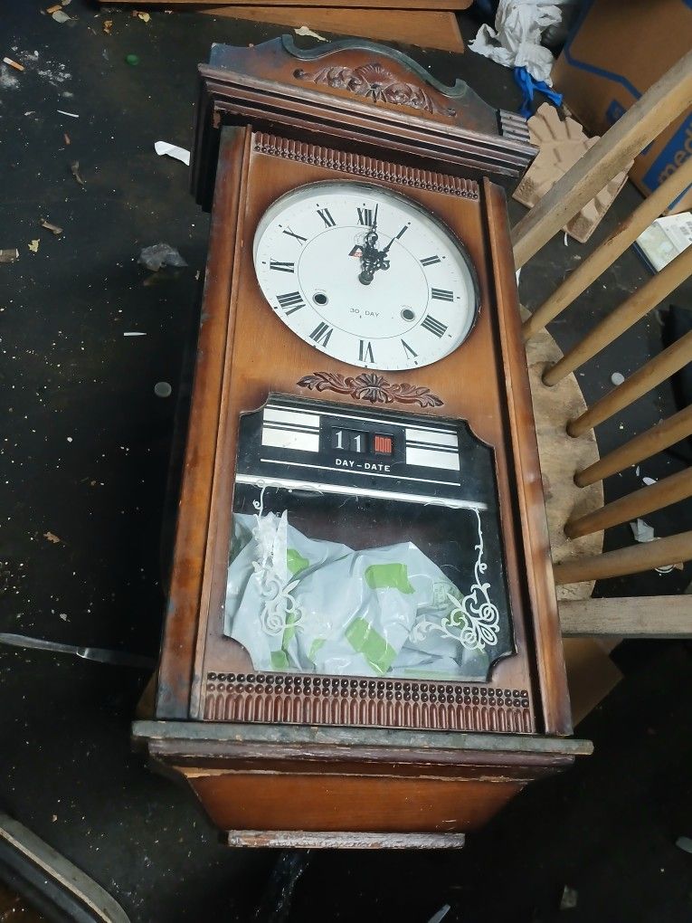 Old Clock Good Condition $25