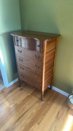 An antique or early 20th-century oak chest of drawers