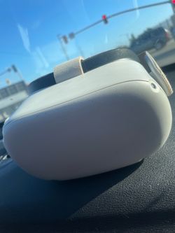 Oculus Quest 2 with 2 Controllers