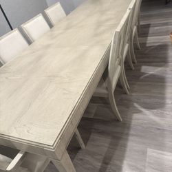 Elegant Dining Table with 8 Chairs – Excellent Condition 