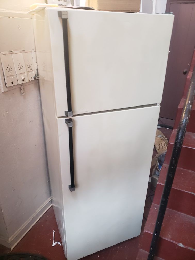 White 28in Refrigerator