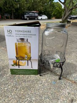 Outdoor glass juice dispenser