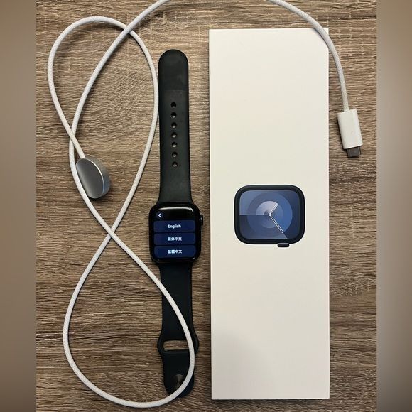 APPLE WATCH SERIES 9 –