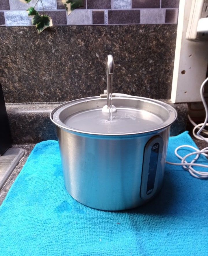 Cat 2-liter water fountain
