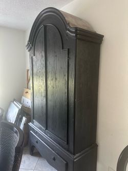 Dinning Room Table, 6 Chairs & Cabinet