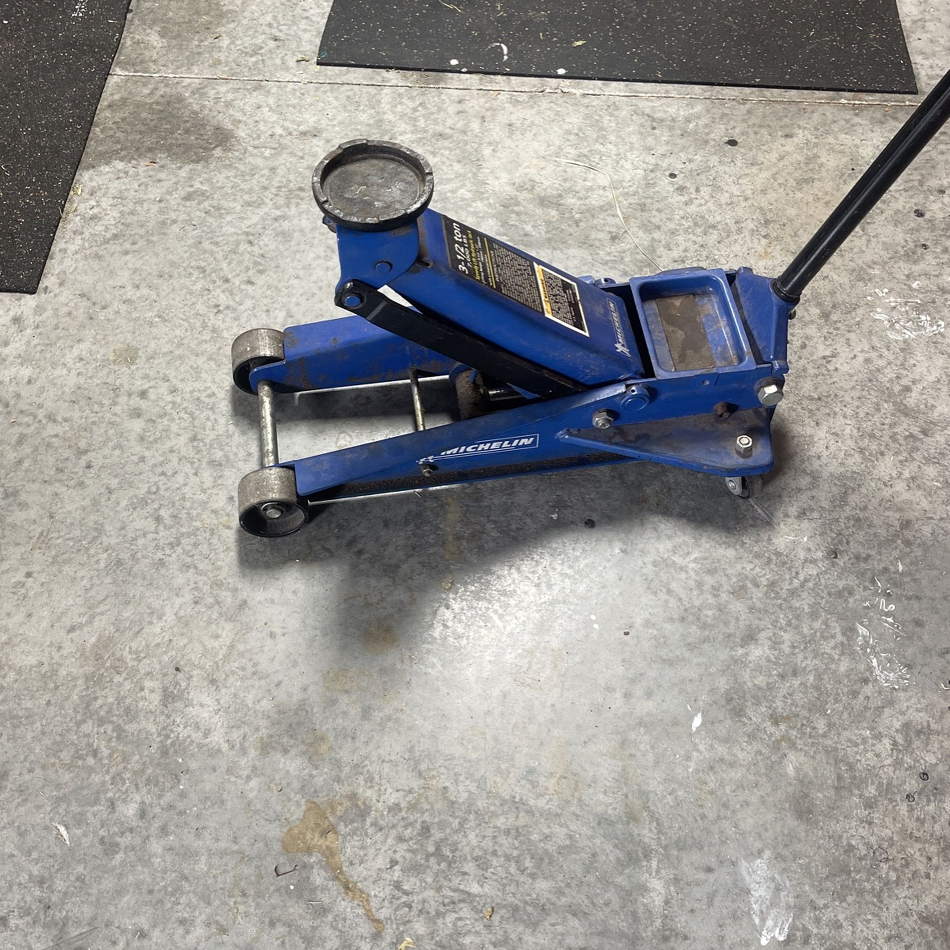 Michelin Floor Jack 3 1/2 Ton for Sale in Apopka, FL OfferUp