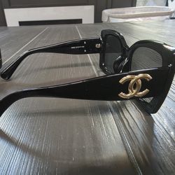 Sunglasses Channel NEW WITH DOCS 