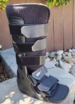 THERAPY WALKING BOOTS