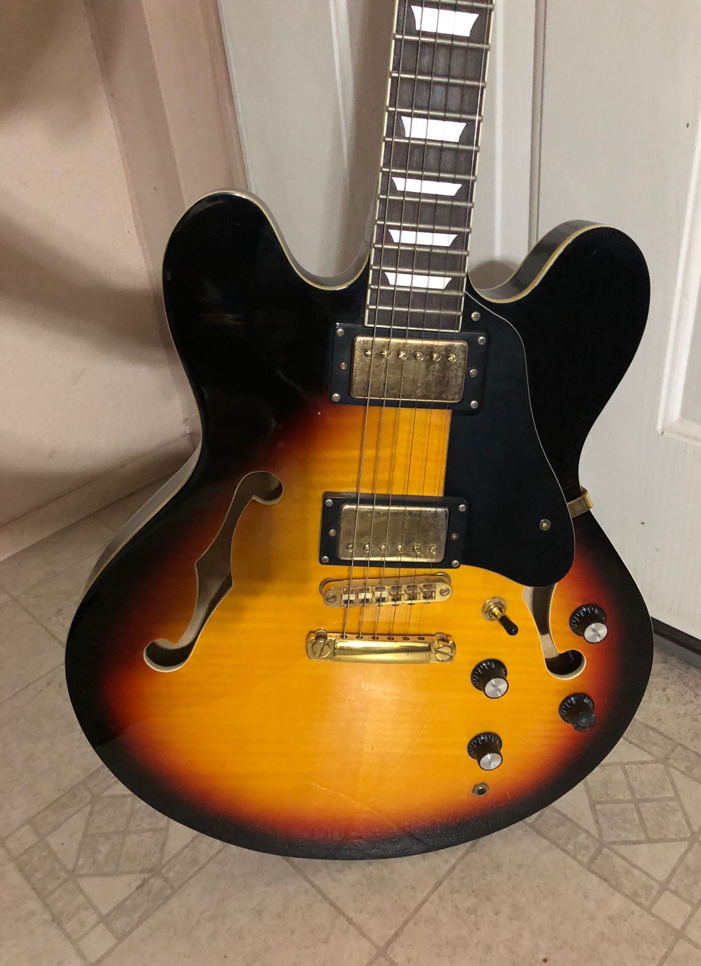 Semi hollow electric guitar