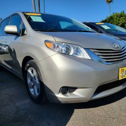 2016 TOYOTA SIENNA LE 