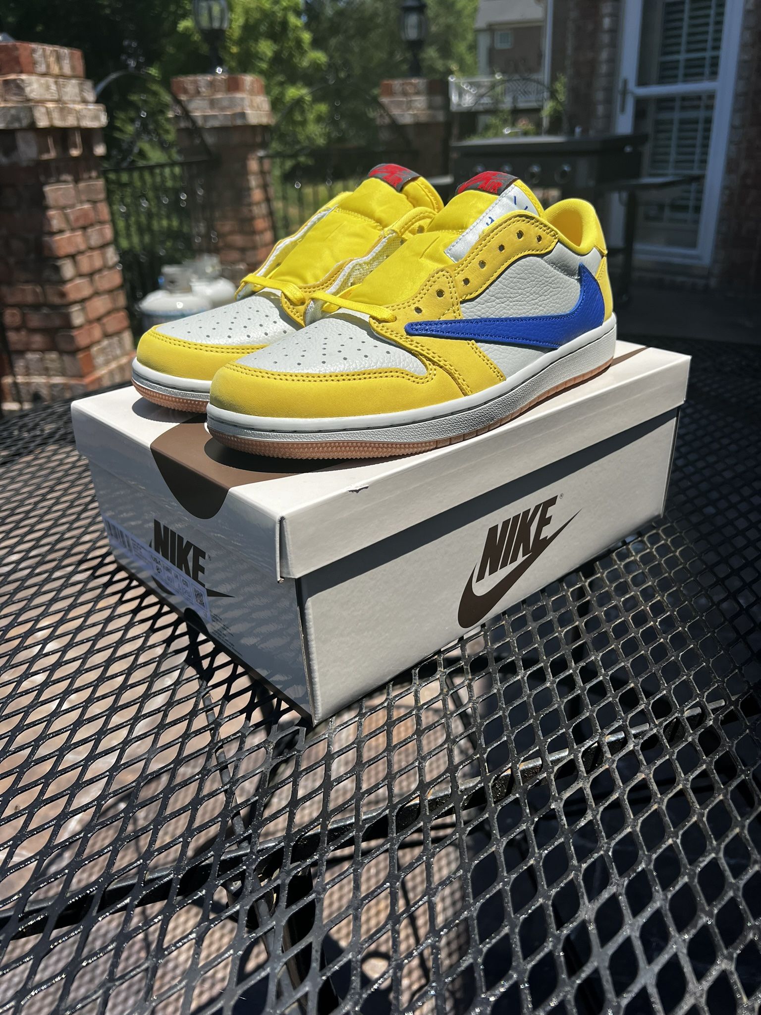 Jordan 1 Low Travis Scott