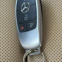 USED OEM Mercedes-Benz 2020 E-Class Smart Key Fob NBGDM3 Locked - Read Descrip