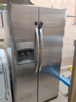 FRIDIGARE STAINLESS STEEL SIDE BY SIDE FRIDGE