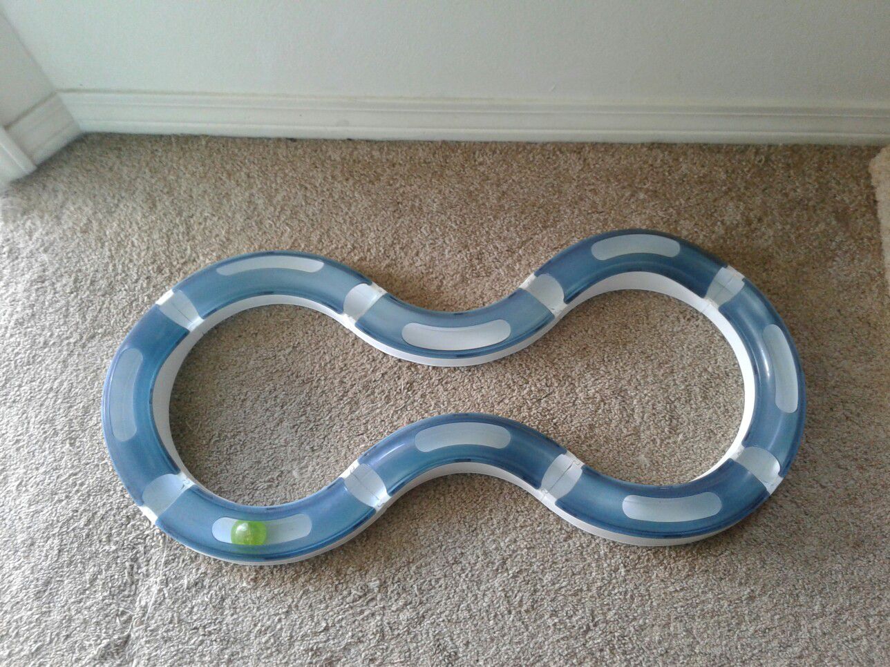 Pet track w/light up ball toy