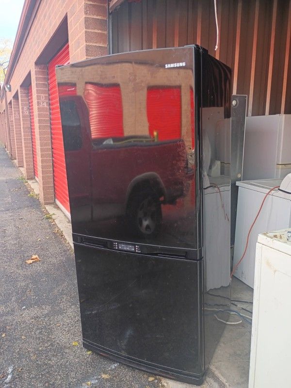 LIKE NEW LARGE BLACK REFRIGERATOR IN BEAUTIFUL CONDITION!