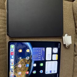 iPad Pro 12.9”  6th Gen, 128gb WiFi . M2,  Liquid Retina XDR,27 Cycles, Case
