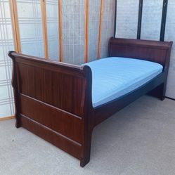 Twin Sleigh Bed 