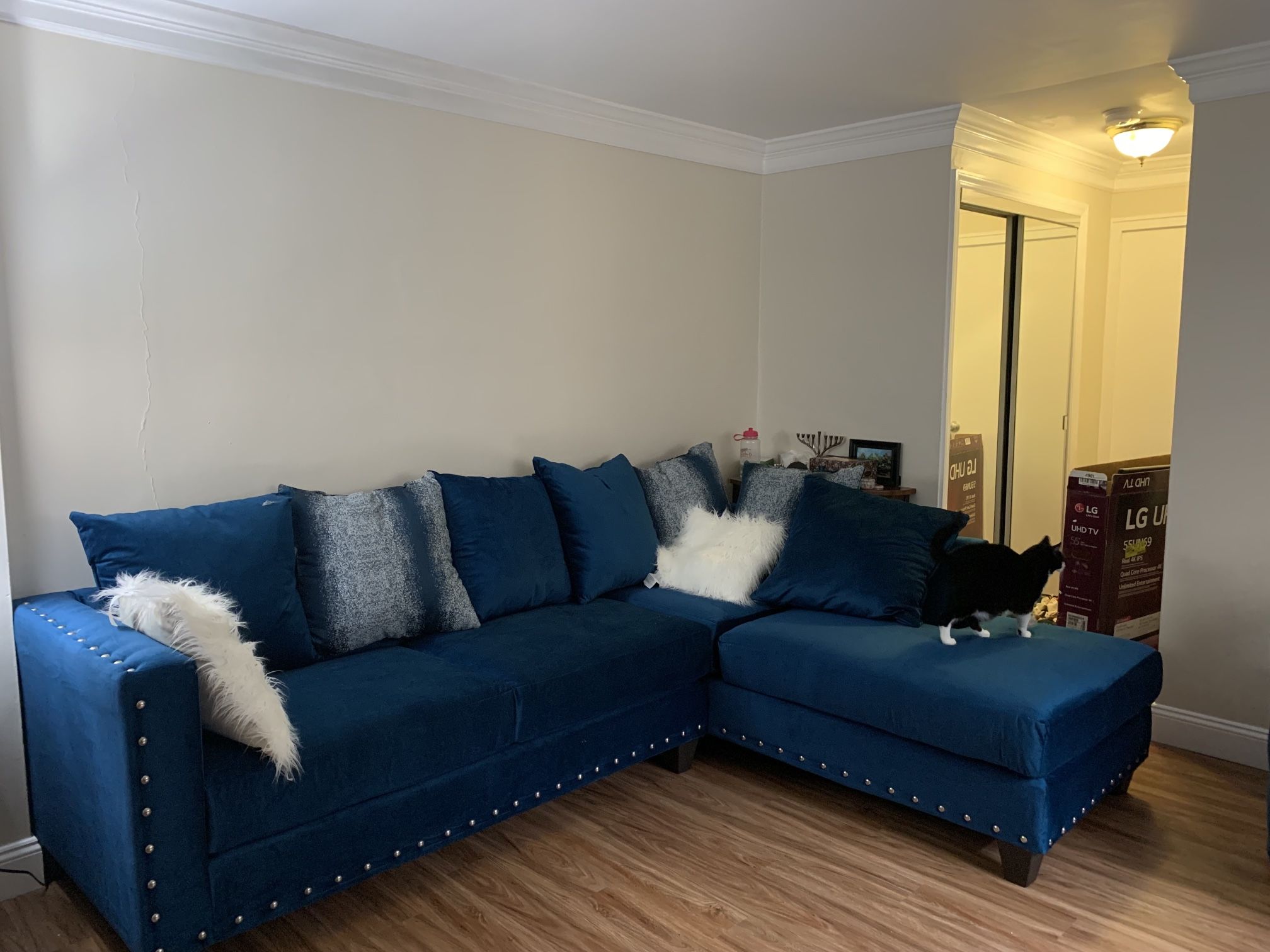 Very Large Blue Sectional W/swivel Accent Chair