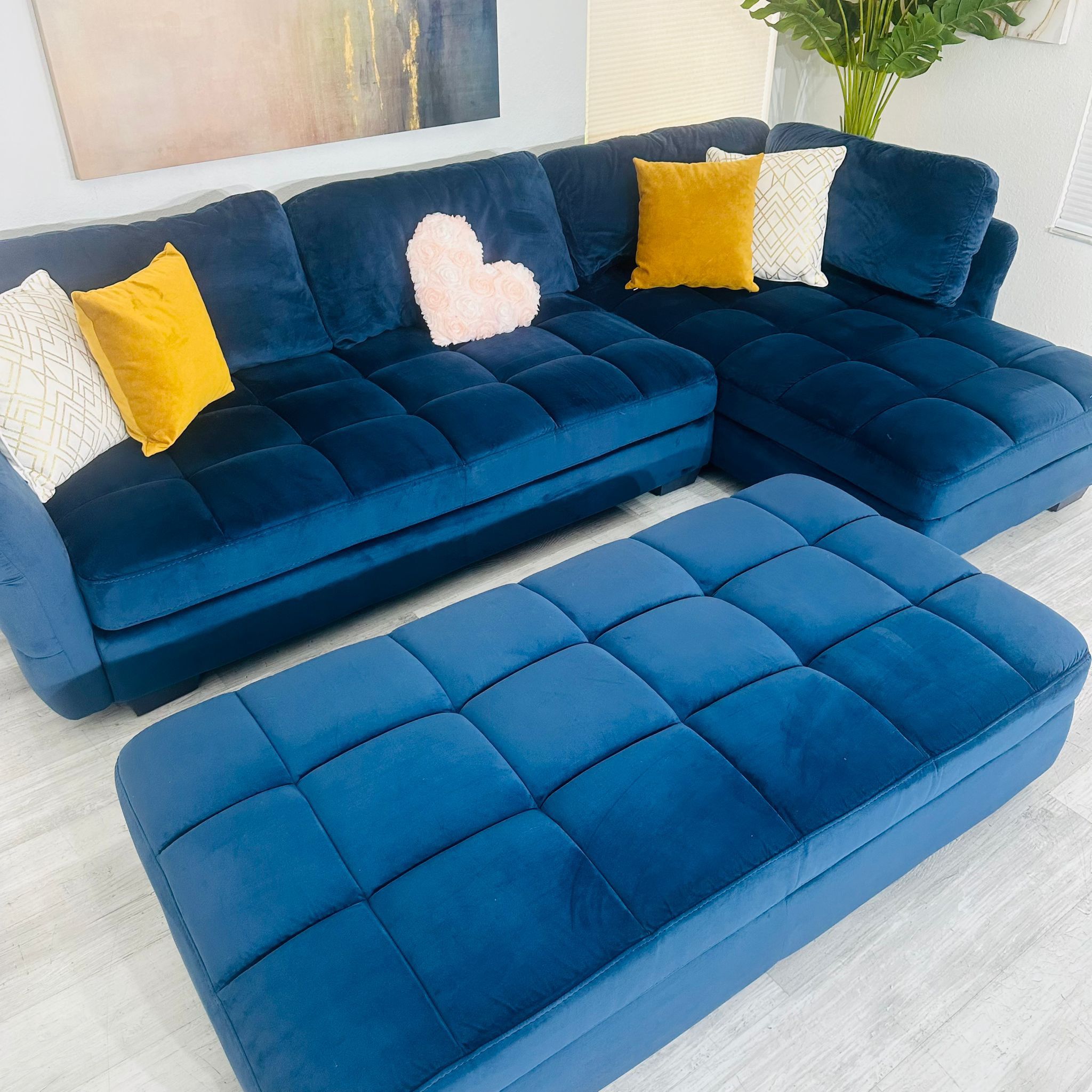 Sectional !!! Free Delivery  !!! Couch Blue Velvet Room To Go 