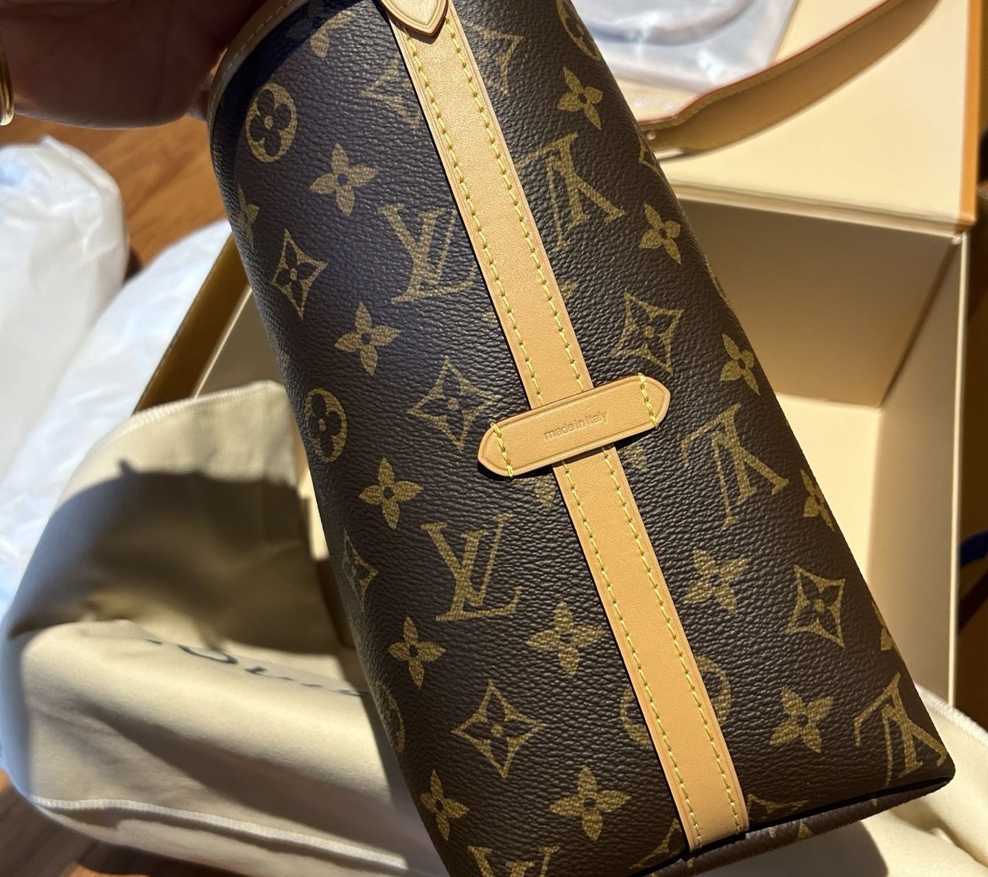 A Louis Vuitton handbag in iconic Monogram canvas, timeless luxury.(71)42
