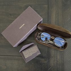 Tom Ford Designer Eyeglasses – With Case & Box Authentic Tom Ford eyeglasses in black with sleek designer detailing. 