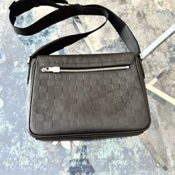 Louis Vuitton Messenger Bag 