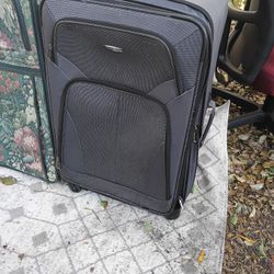 NICE LARGE PULL ALONG LUGGAGE 