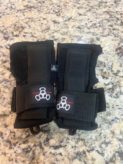 Triple 8 wrist guards size medium