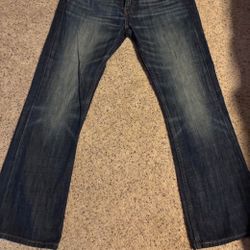 Men’s dark denim Levi jeans