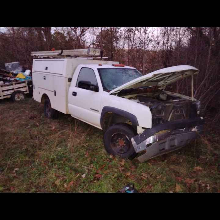 05 2500 Hd And 8 foot enclosed work bed