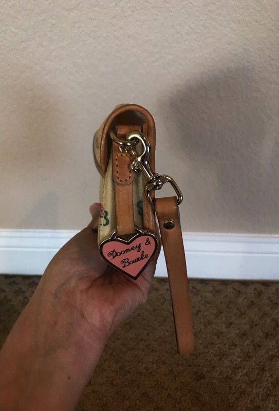 Dooney&bourke wrists bag