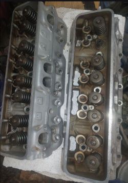 Matching Chevy 350 gen 2 LT1 . Cylinder head pair.